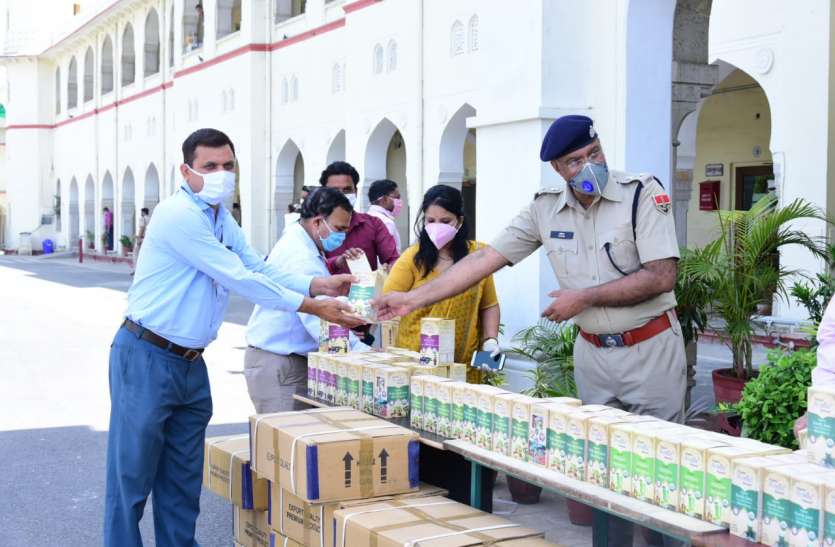 पुलिसकर्मियों को दिया इम्यूनिटी पॉवर ज्यूस पुलिसकर्मियों को दिया इम्यूनिटी पॉवर ज्यूस