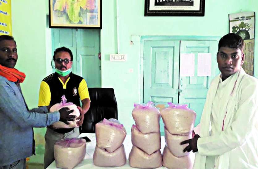 Providing rice, pulses and other ingredients are provided to support the food system of the needy जरूरतमंदों की भोजन व्यवस्था में सहयोग देने चावल, दाल सहित अन्य सामग्री कर रहे प्रदान