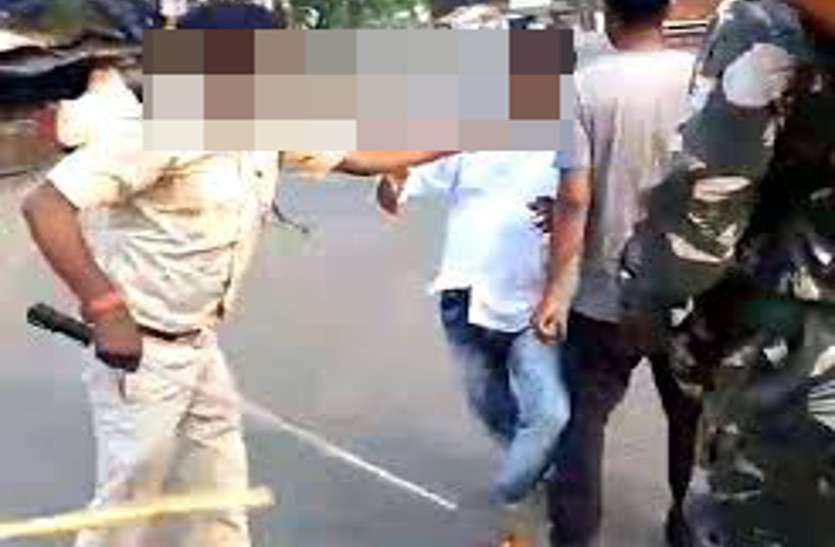 लॉकडाउन में बाहर निकले पार्षद की पुलिस ने डंडे से की पिटाई, बाइक जब्त कर थाने में बैठाया, पार्षदों ने किया हंगामा लॉकडाउन में बाहर निकले पार्षद की पुलिस ने डंडे से की पिटाई, बाइक जब्त कर थाने में बैठाया, पार्षदों ने किया हंगामा