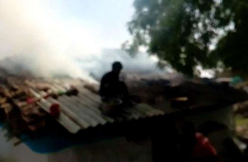 Rural शराब के नशे में धुत्त युवक ने बड़े भाई को अंदर बंद कर मकान में लगाई आग, ग्रामीणों ने पकड़कर पीटा
