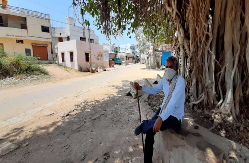 Sarpanch और सदस्य दे रहे हैं पहरा Sarpanch और सदस्य दे रहे हैं पहरा