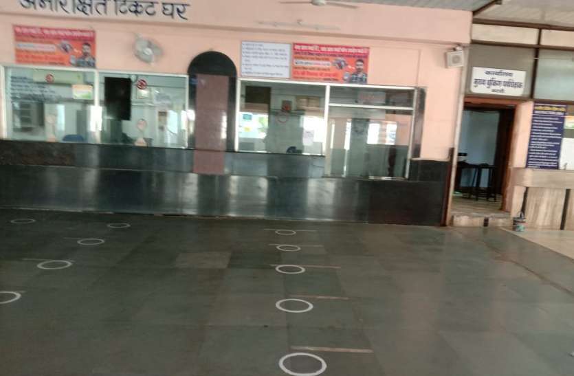 Railways open reservation counters रेलवे आरक्षण काउंटर्स पर कोरोना का खौफ