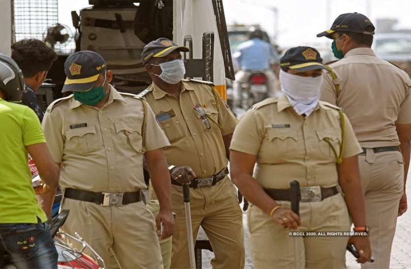 Maharashtra: लॉकडाउन का उल्लंघन करने वालों को सिखाया सबक, पुलिस ने बनाया 'मुर्गा Maharashtra: लॉकडाउन का उल्लंघन करने वालों को सिखाया सबक, पुलिस ने बनाया 'मुर्गा