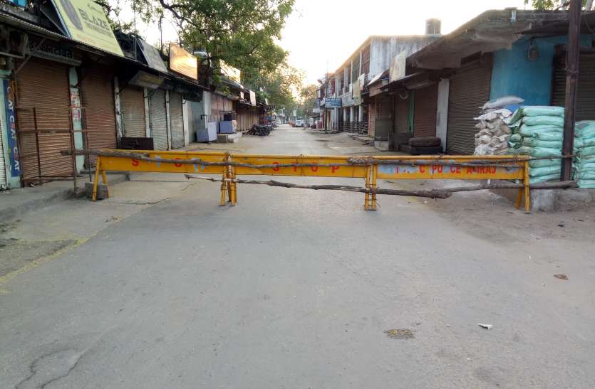 सेंधवा से जनाजे में शामिल होने आए ३ लोग, प्रशासन ने किया क्वारेंटाइन सेंधवा से जनाजे में शामिल होने आए ३ लोग, प्रशासन ने किया क्वारेंटाइन