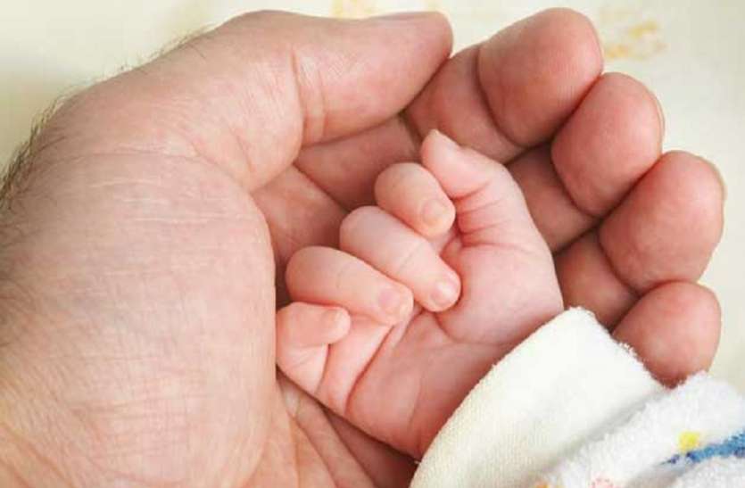 birth to ''healthy'' baby boy in Tamilnadu लॉक डाउन में धीमी पड़ी किलकारी, जिला अस्पताल में कम हुए प्रसव