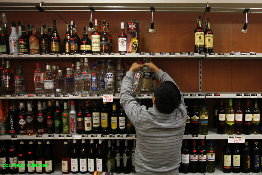 even after curfew thieves looted liquor shops in jodhpur