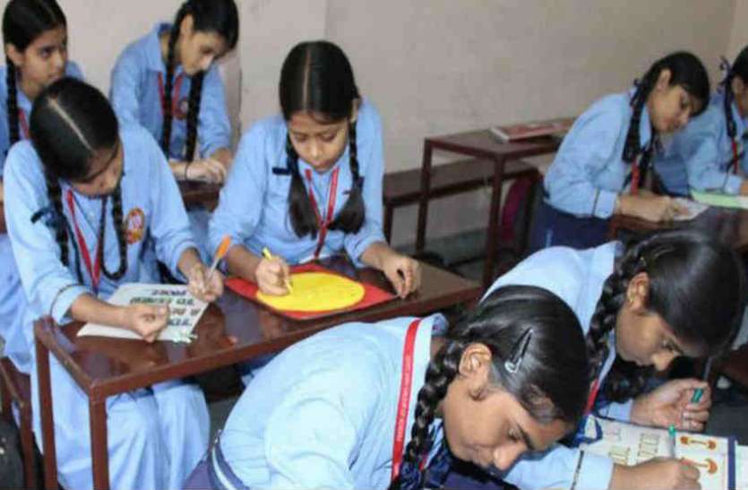 government_and_private_schools.jpg बच्चों से फीस वसूल रहे निजी स्कूल, शिक्षकों को दिया अस्थाई अवकाश