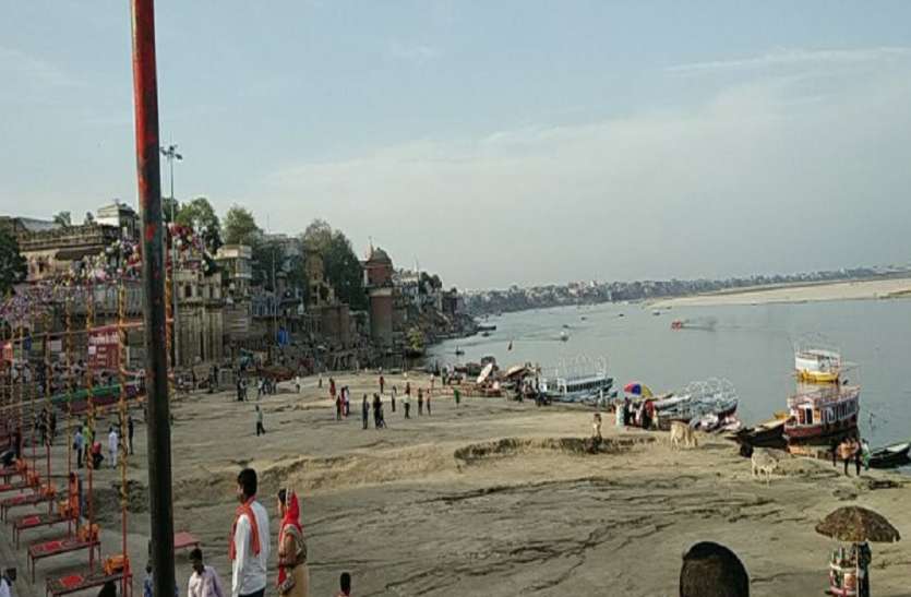 लॉकडाउन में सदानीरा गंगा की कहानी, ऊपर से गंगा साफ लेकिन आत्मा नहीं हुई निर्मल लॉकडाउन में सदानीरा गंगा की कहानी, ऊपर से गंगा साफ लेकिन आत्मा नहीं हुई निर्मल