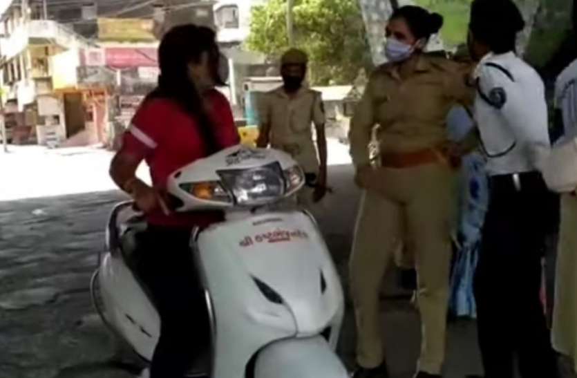 लॉकडाउन के दौरान ड्यूटी पर तैनात महिला पुलिस के साथ विवाद लॉकडाउन के दौरान ड्यूटी पर तैनात महिला पुलिस के साथ विवाद