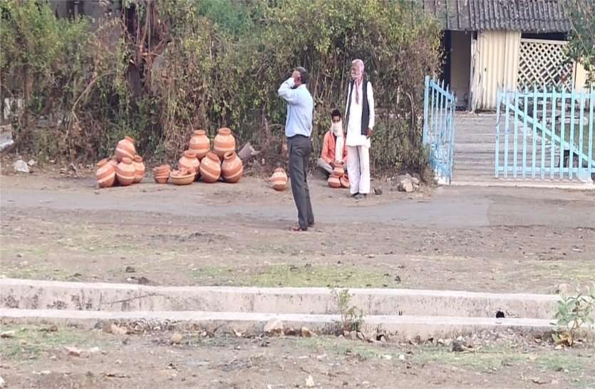 The functioning was stalled, no income was earned, the accumulated cap डेढ़ महीने कामकाज रहा ठप, नहीं हुई आमदनी, खर्च हो गई जमा पूंजी
