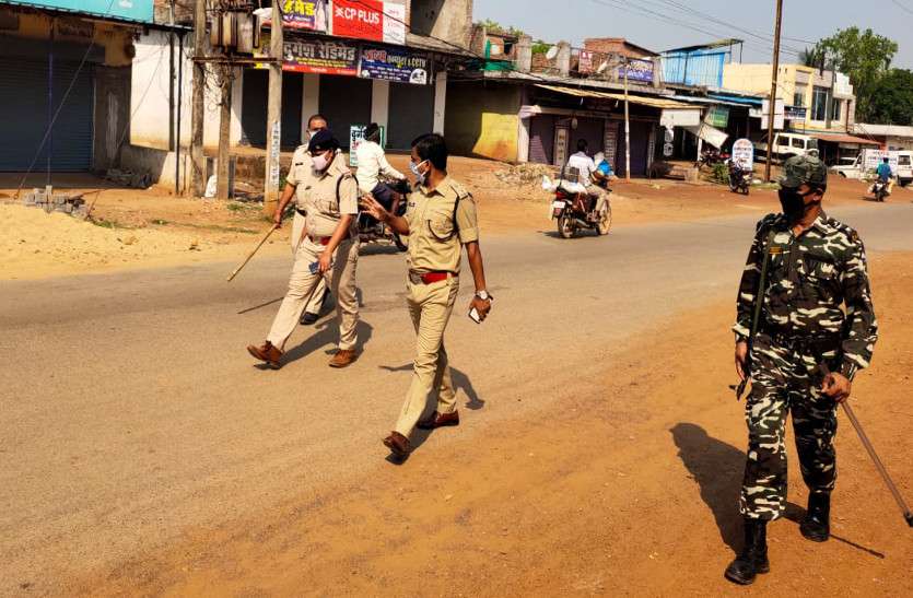 कोरोना के संक्रमण को रोकने जवानों को लीड कर रहे पुलिस कप्तान, औचक निरीक्षण पर निकले सरिया पुलिस की व्यवस्था देख खुश हुए कोरोना के संक्रमण को रोकने जवानों को लीड कर रहे पुलिस कप्तान, औचक निरीक्षण पर निकले सरिया पुलिस की व्यवस्था देख खुश हुए