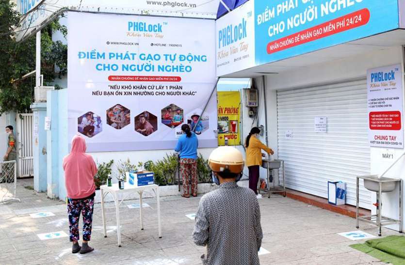 Coronavirus Rice Atm In Vietnam Gives Out Free Rice To Needy 24 Hours Coronavirus ल कड उन क ब च यह लग Rice Atm गर ब क फ र म म ल रह 24 घ ट च वल Patrika News