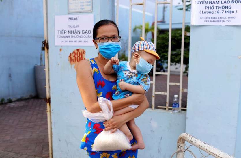 Coronavirus Rice Atm In Vietnam Gives Out Free Rice To Needy 24 Hours Coronavirus ल कड उन क ब च यह लग Rice Atm गर ब क फ र म म ल रह 24 घ ट च वल Patrika News