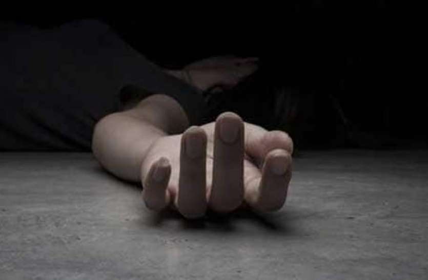 Youth killed with sharp weapon, dead body found in bushes धारदार हथियार से युवक की हत्या, सैनिक स्कूल परिसर के झाडिय़ों में मिला शव