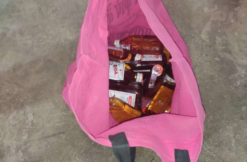 Liquor झोले में रखकर खेत जा रहे थे शराब बेचने, पुलिस ने दो आरोपियों को पकड़ा