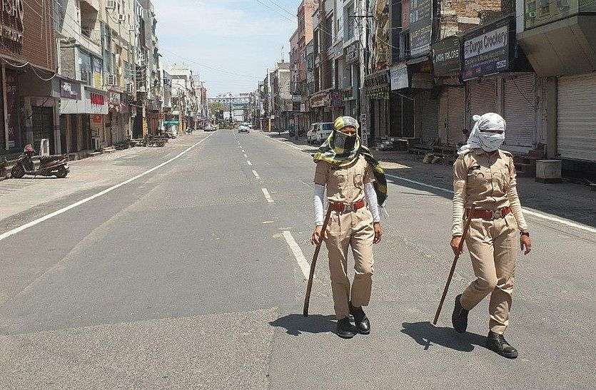 Police beat up social workers sharing food खाना बांट रहे समाजसेवियों के साथ पुलिस ने की मारपीट