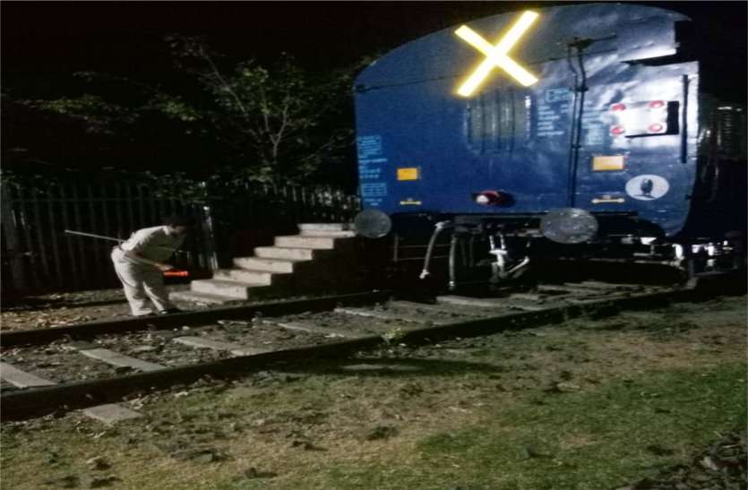 RPF patrolling for the safety of parcel trains पार्सल ट्रेनों की सुरक्षा के लिए पेट्रोलिंग कर रही आरपीएफ