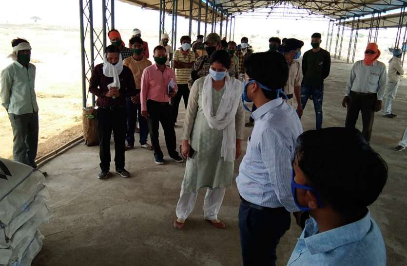 तीन दिन में भी शुरू नहीं हो पाए पूरे केंद्र, 40 फीसदी केंद्रों के खुलने का इंतजार तीन दिन में भी शुरू नहीं हो पाए पूरे केंद्र, 40 फीसदी केंद्रों के खुलने का इंतजार