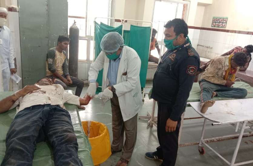 तेज रफ्तार में दौड़ रही जीप पेड़ से टकराई,छह घायल तेज रफ्तार में दौड़ रही जीप पेड़ से टकराई,छह घायल