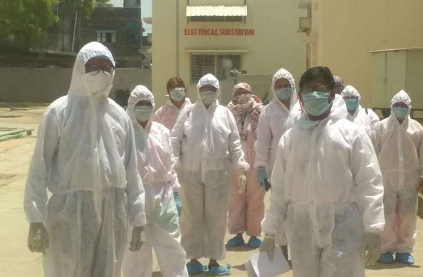 कोरोना वारियर्स... गर्मी और धूप में पूरी किट पहनकर पहुंच रहे संक्रमित मरीज के घर तक कोरोना वारियर्स... गर्मी और धूप में पूरी किट पहनकर पहुंच रहे संक्रमित मरीज के घर तक