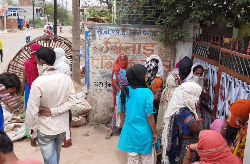 Women and men are breaking social distance in ration distribution राशन वितरण में महिला पुरुष तोड़ रहे सोशल डिस्टेंस
