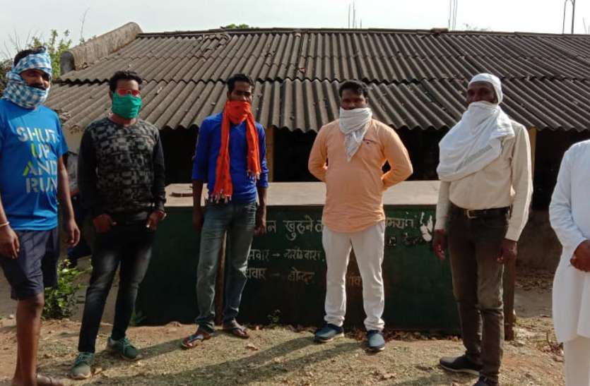 Village people accuse salesmen of rigging ग्राम वासियों ने सेल्समैन पर लगाया हेराफेरी का आरोप
