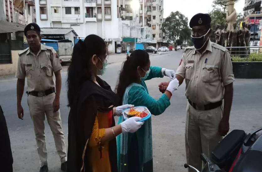 Girl students in battle against corona virus infection कोरोना वायरस संक्रमण के खिलाफ जंग में डटीं छात्राएं, वालेंटियर बन पुलिस का कर रहीं सहयोग