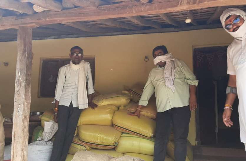 राशन दुकान संचालक ने 16 क्विंटल गेहूं अपने घर रखकर दूसरी बोरियों में खाली किया राशन दुकान संचालक ने 16 क्विंटल गेहूं अपने घर रखकर दूसरी बोरियों में खाली किया