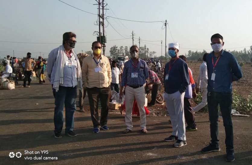 Municipal officials are not following social distancing #coronavirus: अधिकारी-कर्मचारी खुद उड़ा रहे सोशल डिस्टेंसिंग की धज्जियां, कैसे जागरुक होंगे लोग