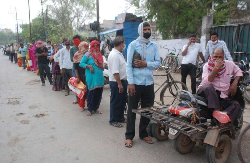 Dal market traders say it is necessary to check the drivers कोरोना हाॅट स्पाॅट से शहर में आ रहा राशन, लाने वाले बन सकते खतरा