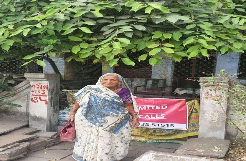 घर में थे पांच लाख रुपए, 91 साल की महिला ने कलेक्टर को कोरोना वायरस से लडऩे दे दिए घर में थे पांच लाख रुपए, 91 साल की महिला ने कलेक्टर को कोरोना वायरस से लडऩे दे दिए