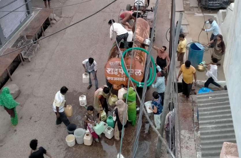 PHE incharge of NAPA does not diagnose complaints पानी की बढऩे लगी किल्लत, टैंकर के पास दिखी लॉकडाउन में भीड़