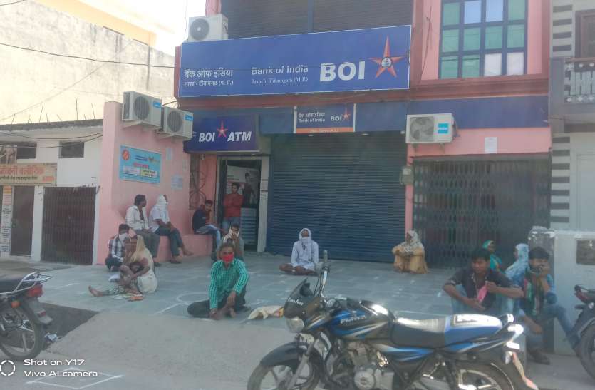 Social distance forgotten as soon as it reached the banks बैंकों में लगी किसानों की भीड़, मजबूरी में भूल गए है लॉकडाउन का सोशल डिस्टेंस