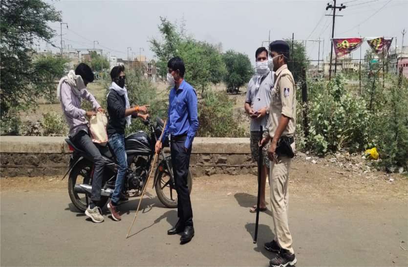 SDM instructs those who break the lockdown एसडीएम ने थामा डंडा, लॉकडाउन तोड़ने वालों को दी हिदायत