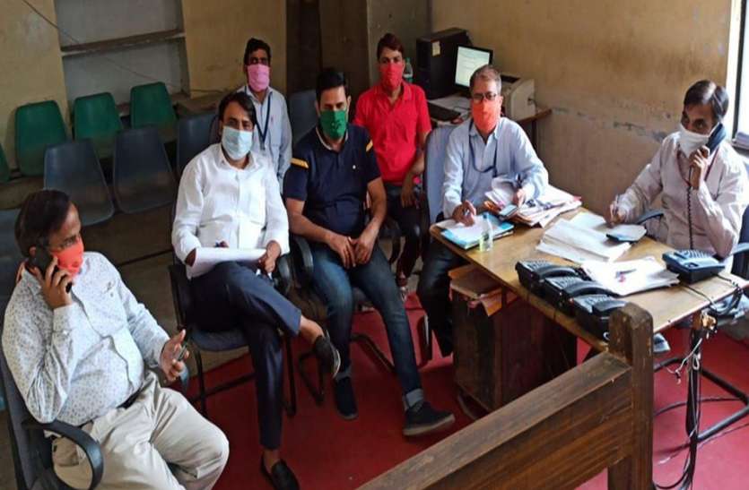 दौसा साइलेंट हीरो : वॉर रूम से कोरोना जंग में निभा रहे भागीदारी दौसा साइलेंट हीरो : वॉर रूम से कोरोना जंग में निभा रहे भागीदारी