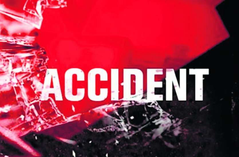 A cyclist dies in a bike accident, two injured बाइक की टक्कर से साइकिल सवार वृद्ध की मौत, दो घायल