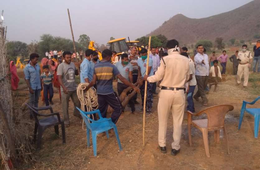 Singrauli police officers are present रातभर चला रेस्क्यू, सुबह कुएं से मिली युवक की लाश, जानिए क्या है पूरा मामला