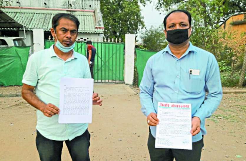 Police beat up social workers sharing food खाना बांट रहे समाजसेवियों के साथ पुलिस ने की मारपीट
