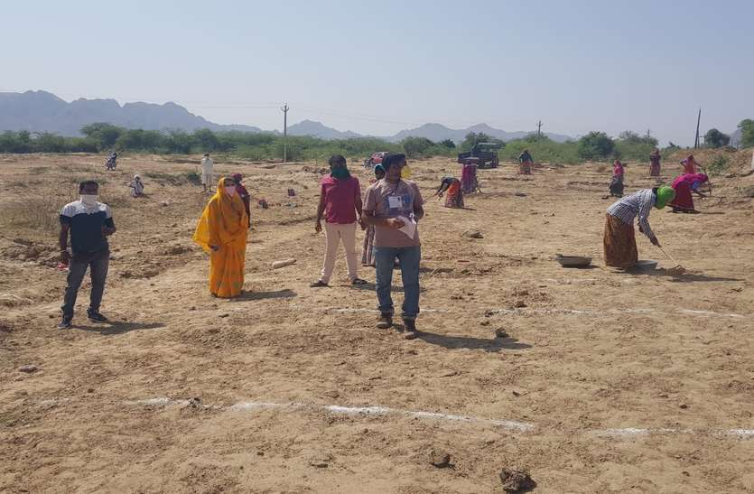 Work started in Jubileeganj, Manadar under MNREGA लॉक डाउन में मिला कार्य तो खिले चेहरे, मनरेगा के तहत मनादर के जुबलीगंज में शुरू हुआ कार्य