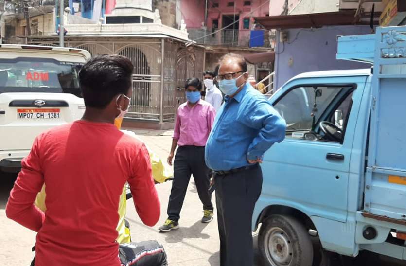 शहर भ्रमण पर निकले अपर कलेक्टर, युवक से पूछा बाहर किस काम से आए हो शहर भ्रमण पर निकले अपर कलेक्टर, युवक से पूछा बाहर किस काम से आए हो