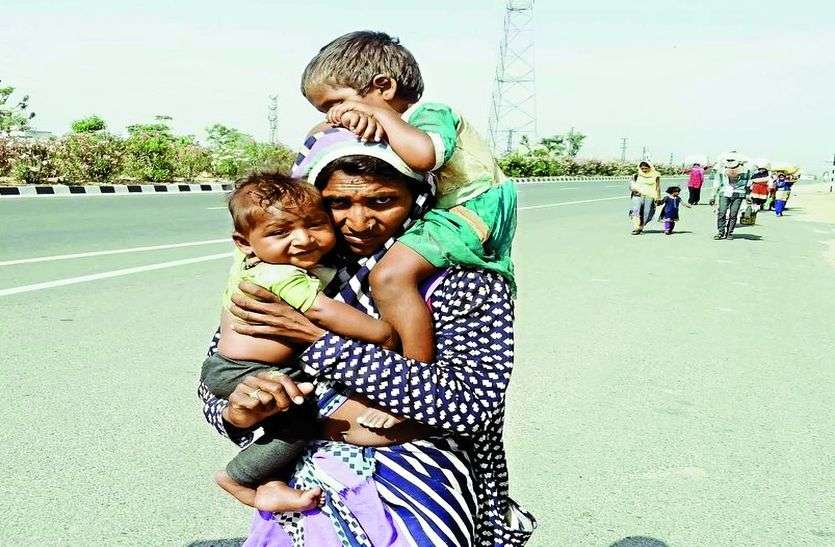 मीलों दूर से चलकर आए भूख से बिलबिलाते मजदूर मीलों दूर से चलकर आए भूख से बिलबिलाते मजदूर