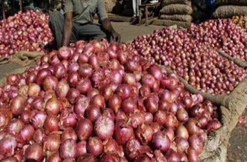 2_4.jpg यूपी में प्याज के दामों में आई भारी गिरावट, दुकानों पर सोशल डिस्टेंसिंग के साथ लगती हैं लम्बी लाइनें, जानें कीमत