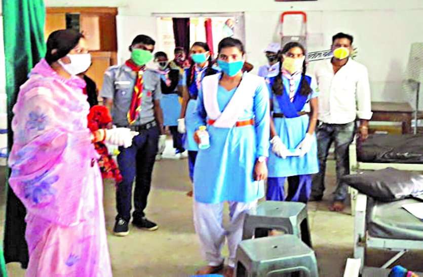 Scout guides and Red Cross students took command to carry out social distancing, raise public awareness in Pandadah. सोशल डिस्टेंसिंग का पालन कराने, पांड़ादाह में जनजागरूकता बढ़ाने स्काउट गाइड और रेडक्रास के छात्रों ने संभाली कमान ...