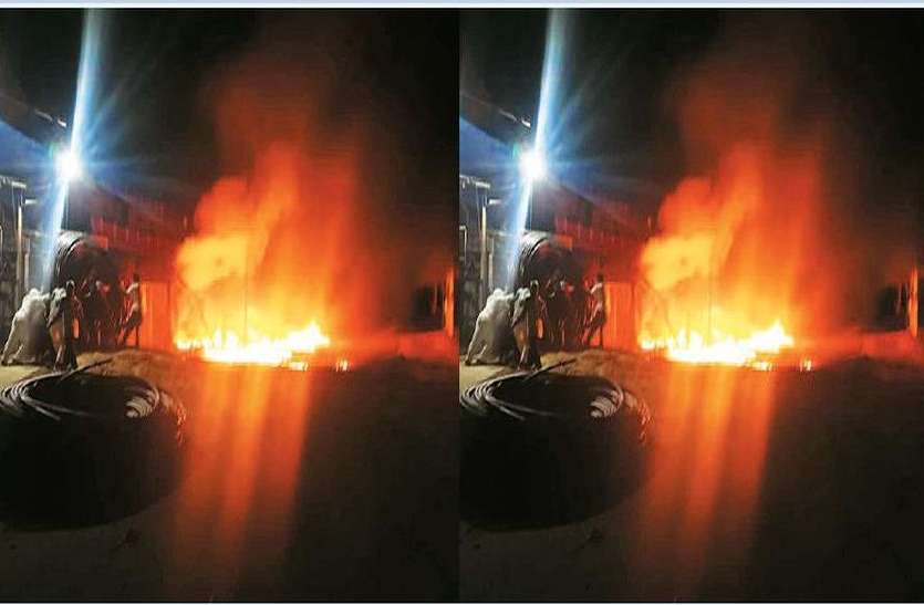 फव्वारा पाइपों में लगी आग, हजारों का नुकसान फव्वारा पाइपों में लगी आग, हजारों का नुकसान