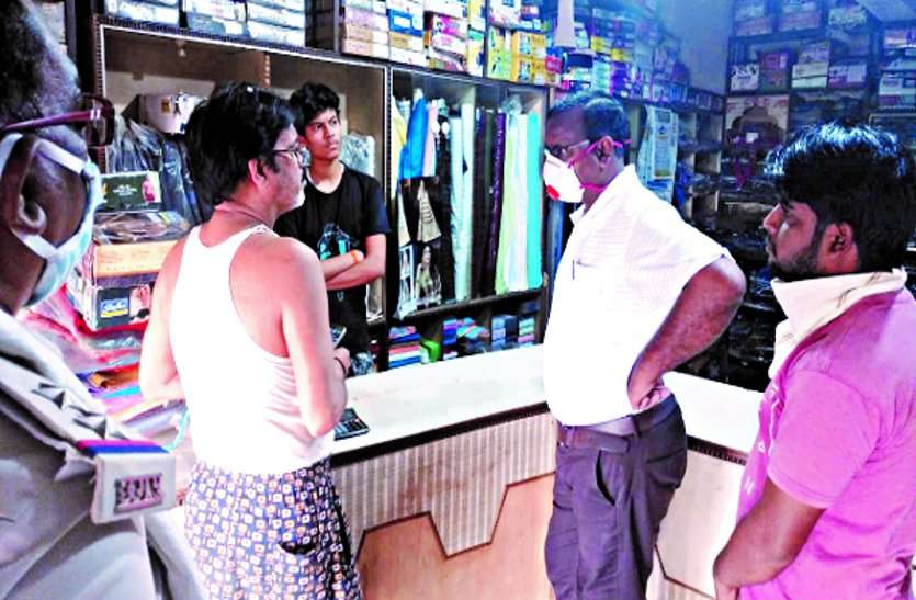 After the cities, now the fine is being collected from the shopkeepers of rural areas ... शहरों के बाद अब ग्रामीण क्षेत्रों के दुकानदारों से वसूला जा रहा है जुर्माना ...