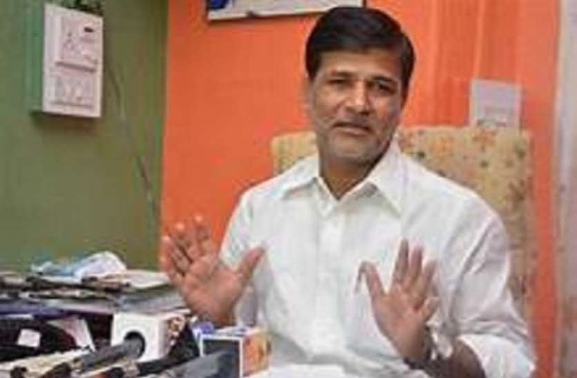 maha politics: लाॅकडाउन के बीच कैसे जारी हो गए लगभग 10 हजार करोड़ के टेंडर, विपक्ष ने पूछा सवाल maha politics: लाॅकडाउन के बीच कैसे जारी हो गए लगभग 10 हजार करोड़ के टेंडर, विपक्ष ने पूछा सवाल