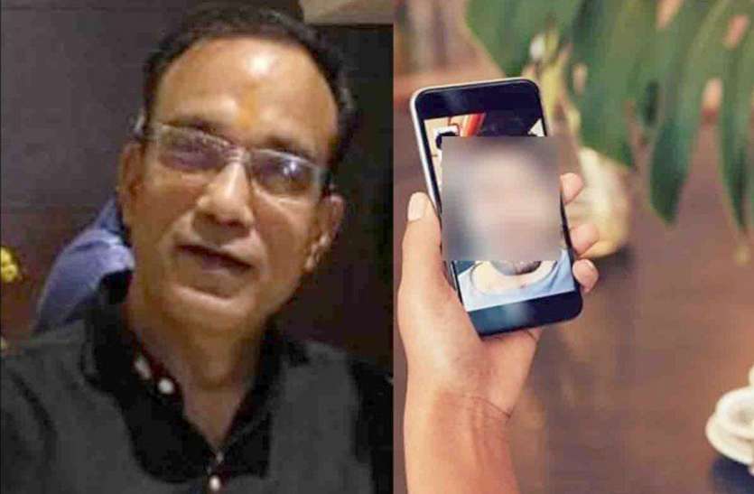 लॉकडाउन में फंसा बेटा नहीं दे सका पिता को मुखाग्रि, वीडियोकॉलिंग से किए अंतिम दर्शन लॉकडाउन में फंसा बेटा नहीं दे सका पिता को मुखाग्रि, वीडियोकॉलिंग से किए अंतिम दर्शन