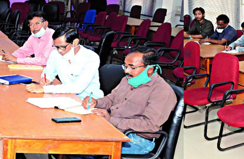 Collector discussed with officials to start industries related to essential commodities ... कलक्टर ने आवश्यक वस्तुओं से संबंधित उद्योगों को शुरू करने अधिकारियों से किया विचार-विमर्श ...