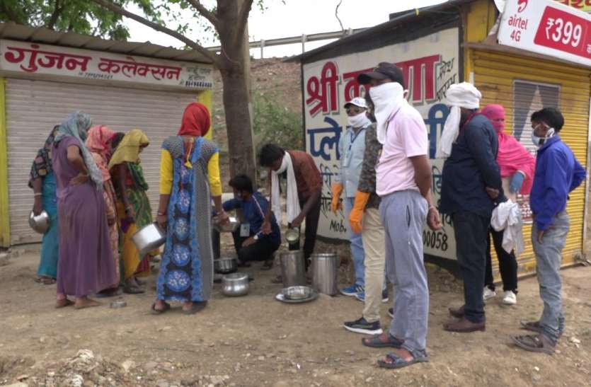 Lockdown: the father's death, the son is distributing food to the poor Lockdown : सेवा का ऐसा जुनून...पिता की मौत के दूसरे दिन से ही बेटा गरीबों को बांट रहा भोजन
