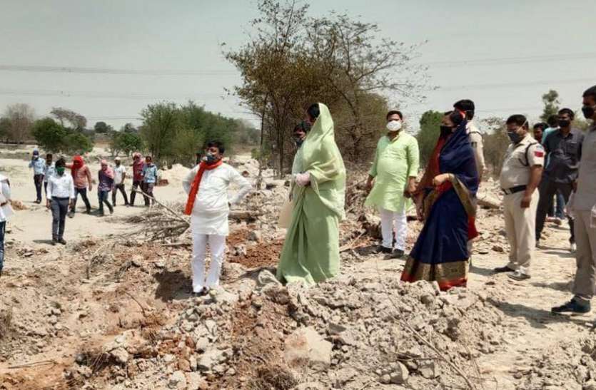 MP reach site of ash dam accident of Reliance Sasan Power in Singrauli घटना के आठवें दिन मौके पर पहुंची सांसद